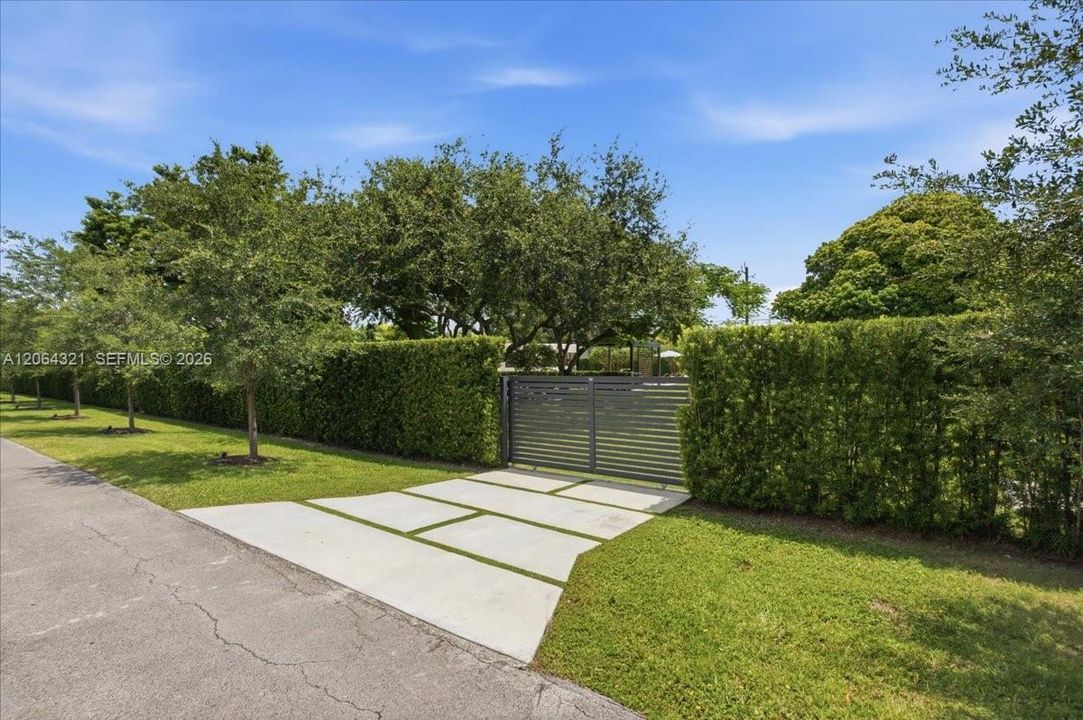 For Sale: $2,675,000 (3 beds, 2 baths, 1591 Square Feet)