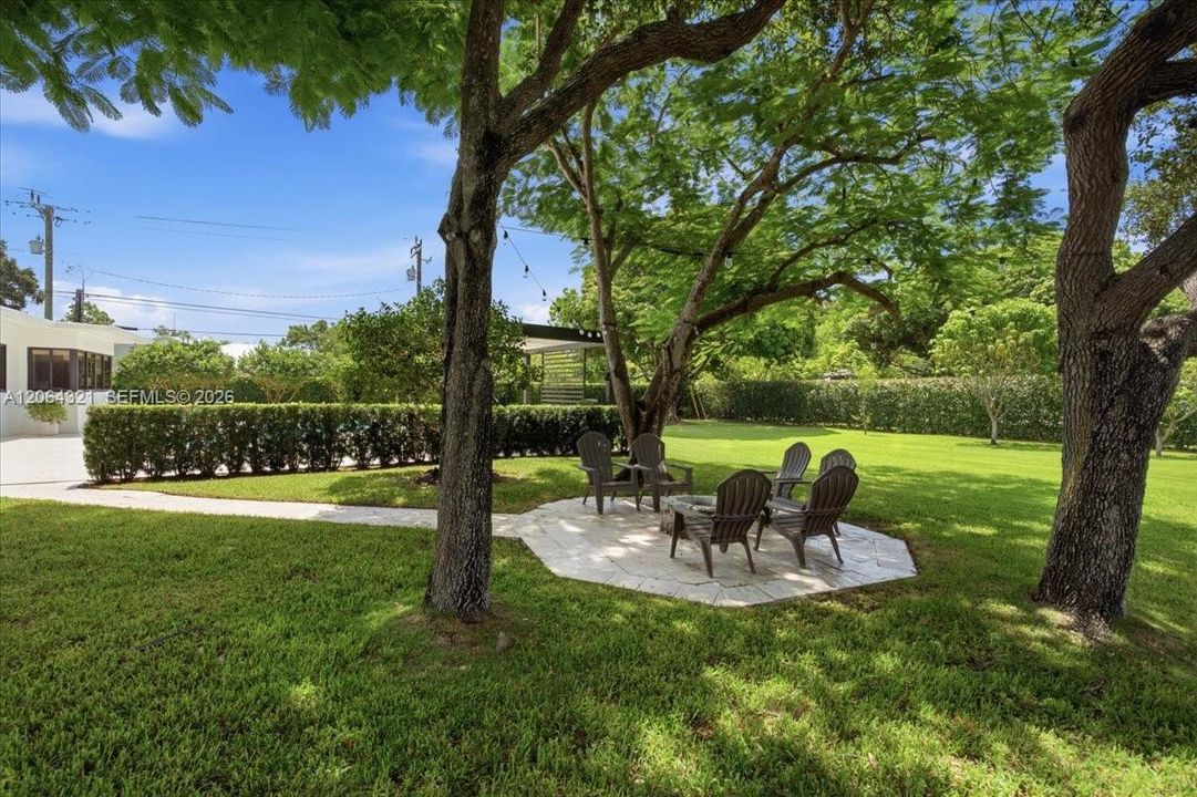 For Sale: $2,675,000 (3 beds, 2 baths, 1591 Square Feet)