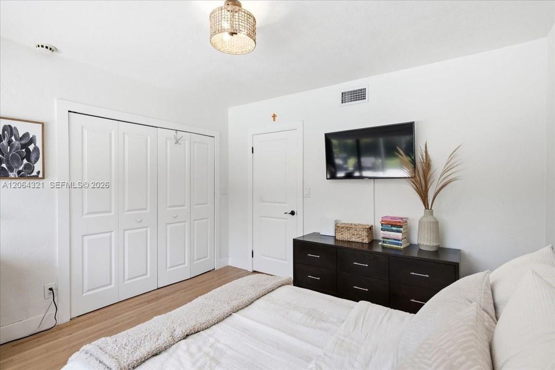 For Sale: $2,675,000 (3 beds, 2 baths, 1591 Square Feet)