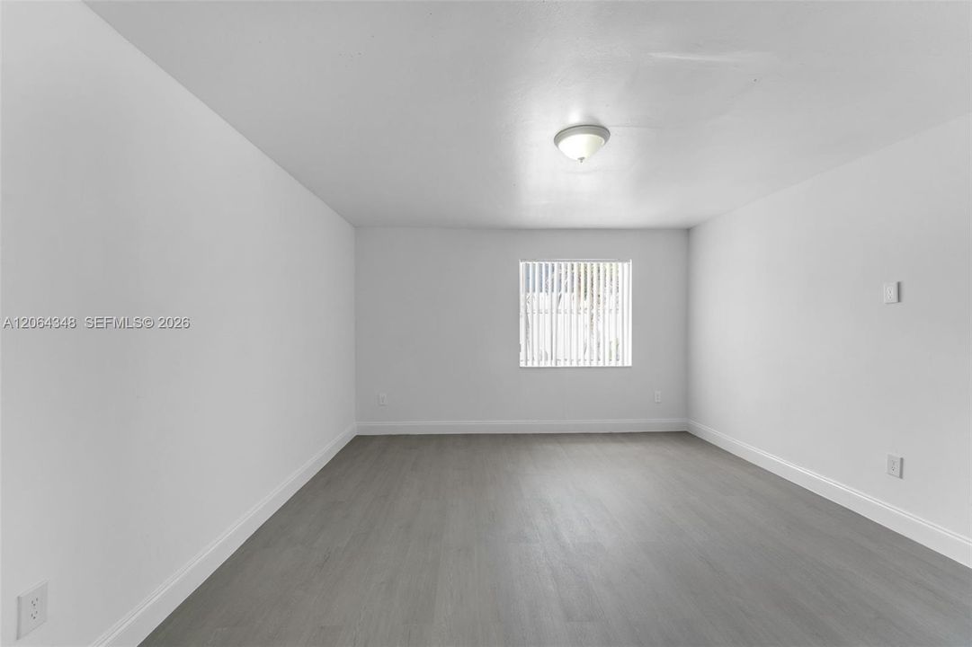 For Sale: $307,500 (2 beds, 2 baths, 948 Square Feet)