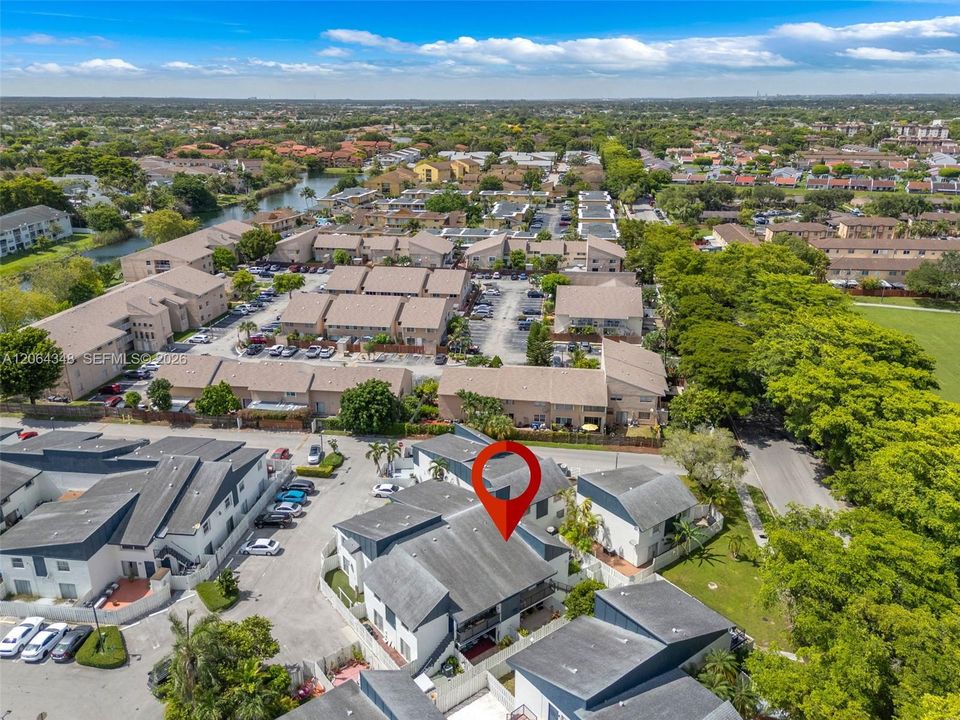For Sale: $307,500 (2 beds, 2 baths, 948 Square Feet)