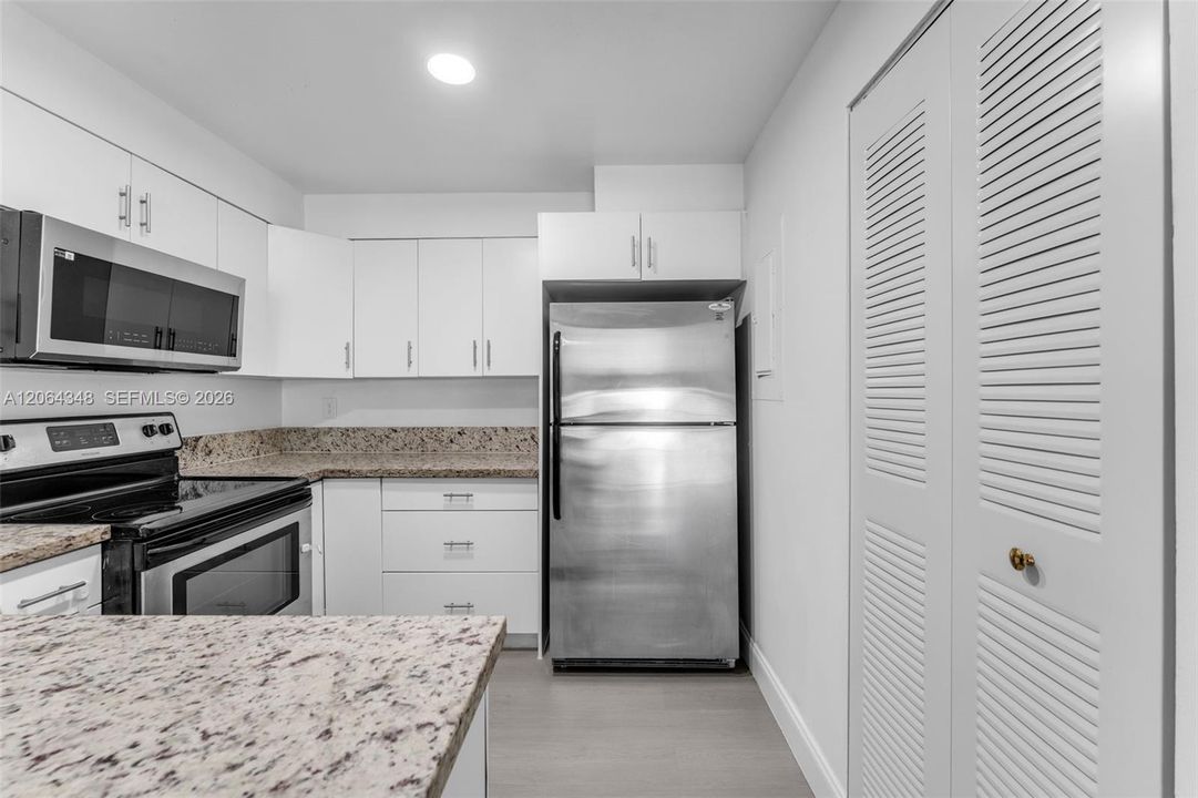 For Sale: $307,500 (2 beds, 2 baths, 948 Square Feet)