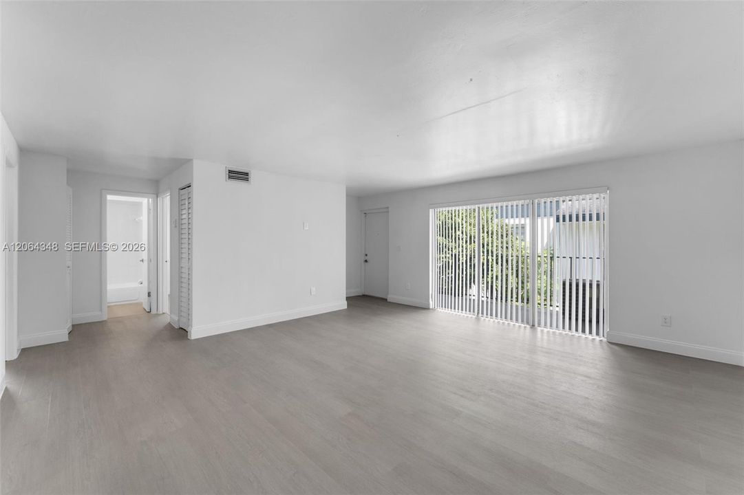 For Sale: $307,500 (2 beds, 2 baths, 948 Square Feet)