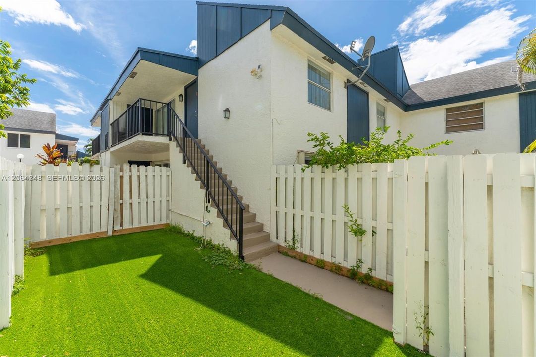 For Sale: $307,500 (2 beds, 2 baths, 948 Square Feet)