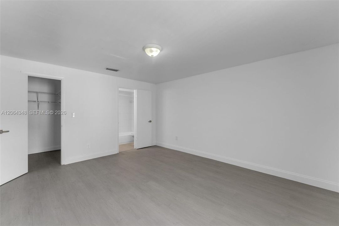 For Sale: $307,500 (2 beds, 2 baths, 948 Square Feet)