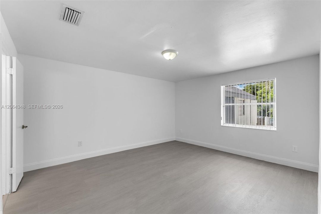 For Sale: $307,500 (2 beds, 2 baths, 948 Square Feet)