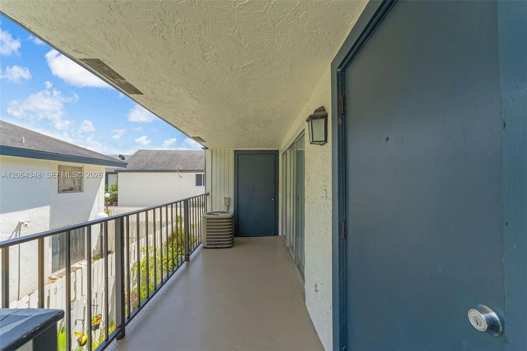 For Sale: $307,500 (2 beds, 2 baths, 948 Square Feet)