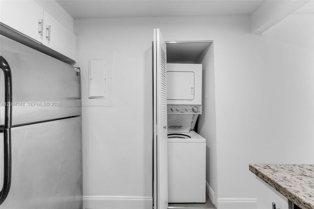 For Sale: $307,500 (2 beds, 2 baths, 948 Square Feet)