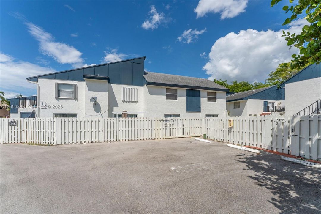 For Sale: $307,500 (2 beds, 2 baths, 948 Square Feet)