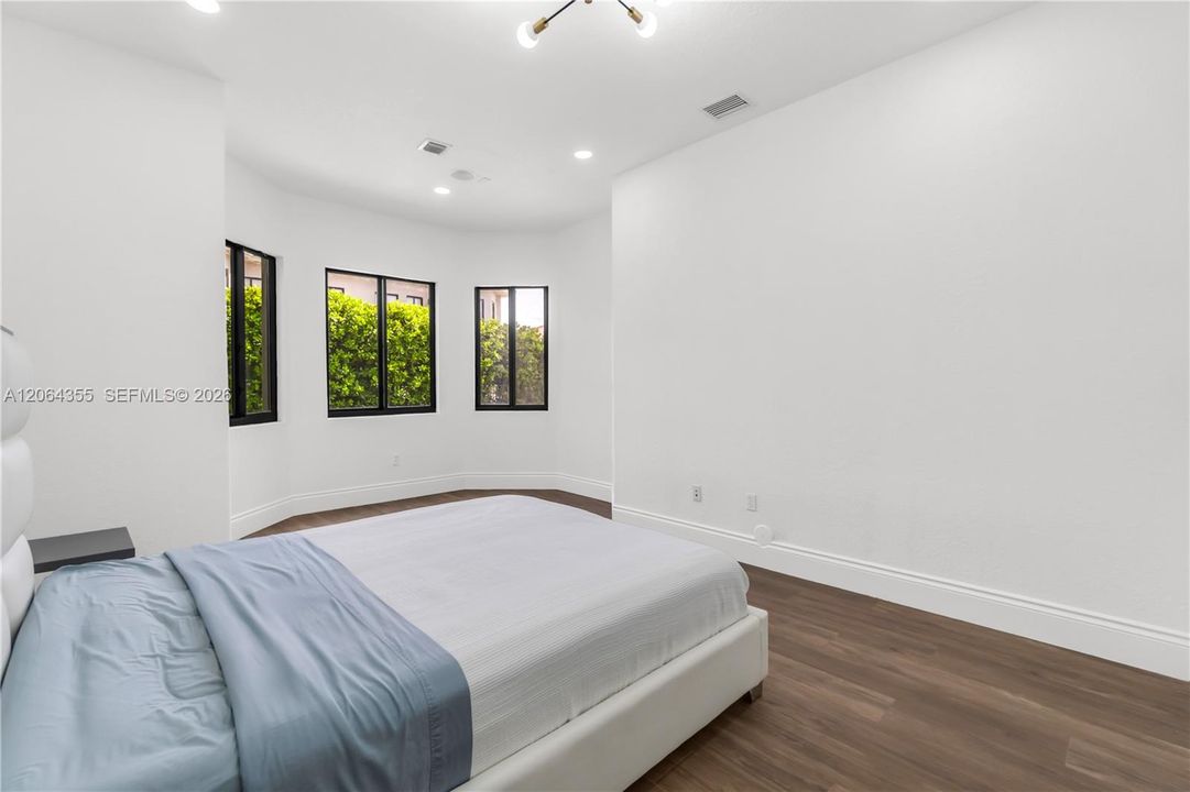 For Sale: $1,150,000 (5 beds, 4 baths, 4717 Square Feet)