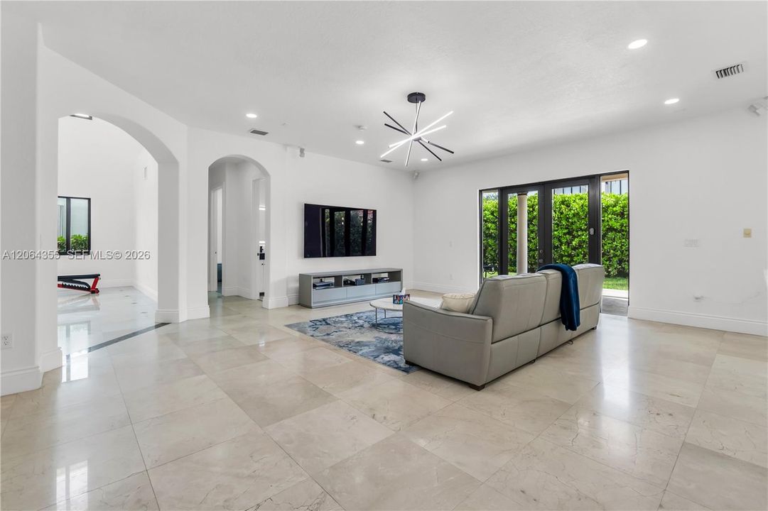 For Sale: $1,150,000 (5 beds, 4 baths, 4717 Square Feet)