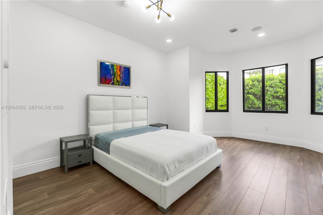 For Sale: $1,150,000 (5 beds, 4 baths, 4717 Square Feet)