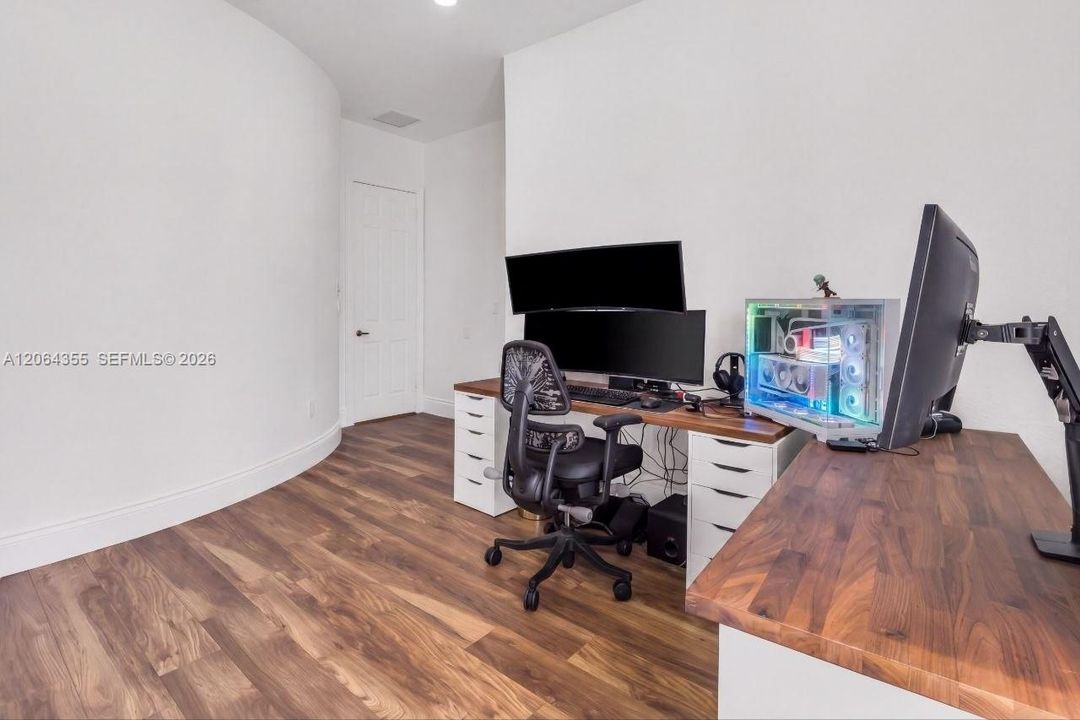 For Sale: $1,150,000 (5 beds, 4 baths, 4717 Square Feet)