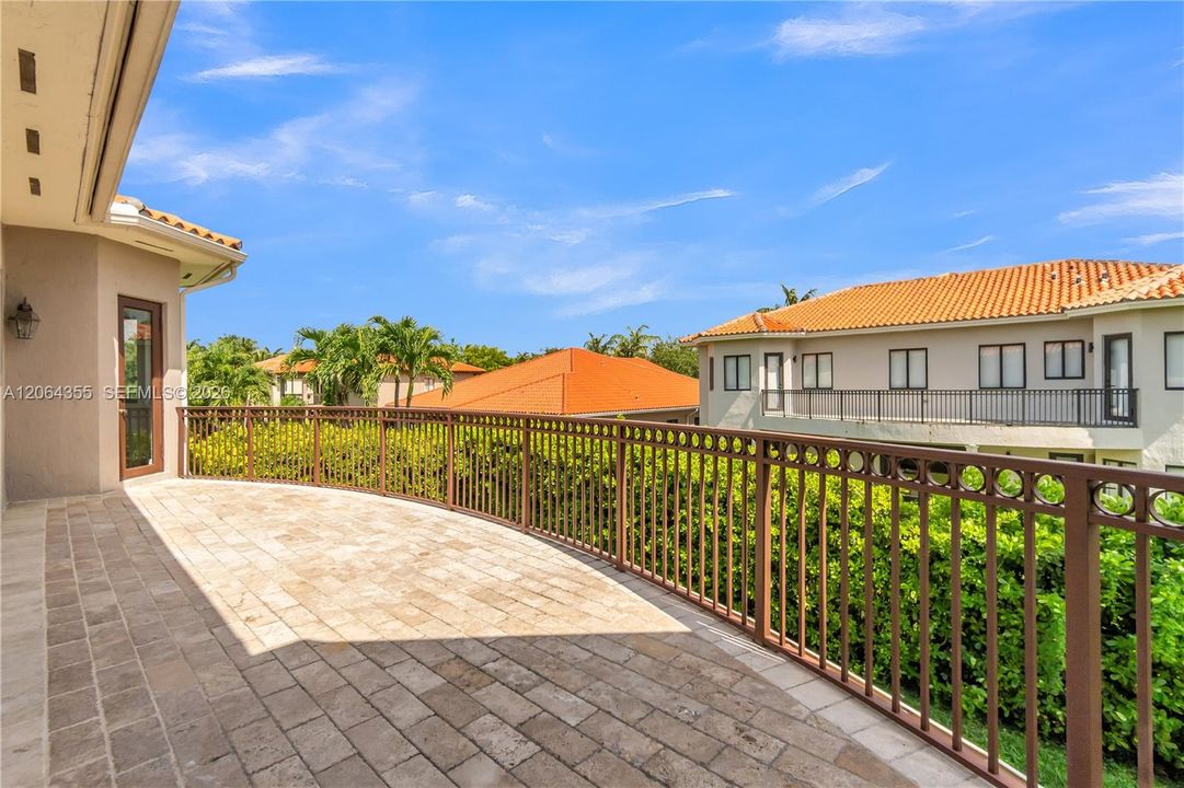 For Sale: $1,150,000 (5 beds, 4 baths, 4717 Square Feet)