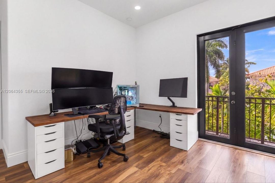 For Sale: $1,150,000 (5 beds, 4 baths, 4717 Square Feet)