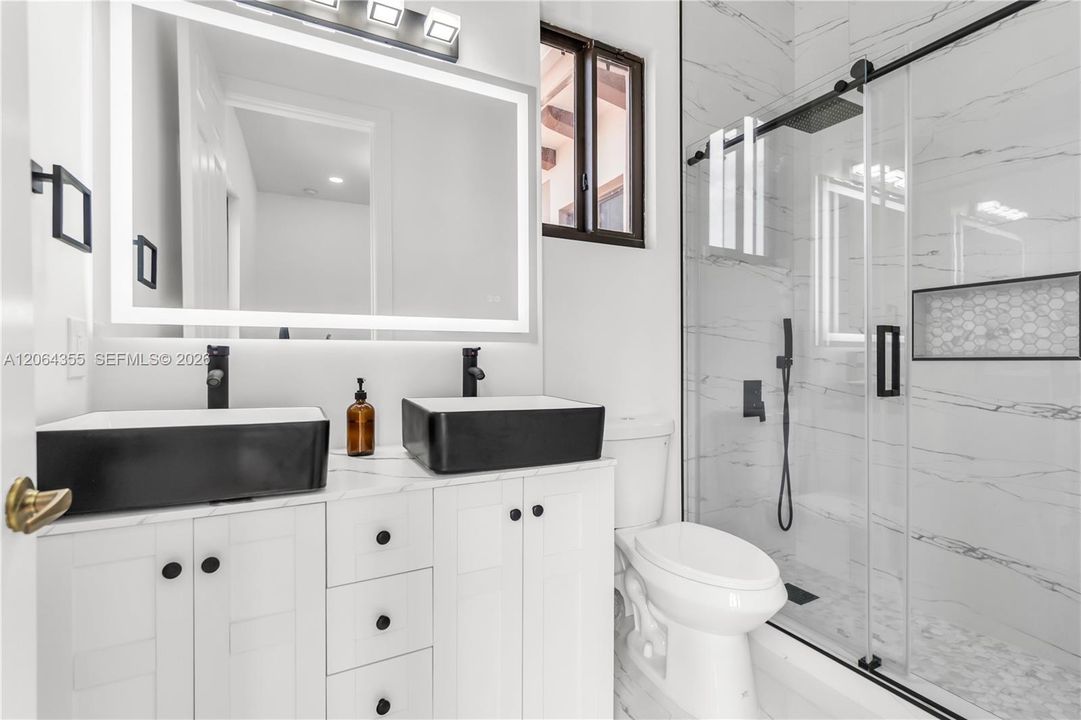 For Sale: $1,150,000 (5 beds, 4 baths, 4717 Square Feet)