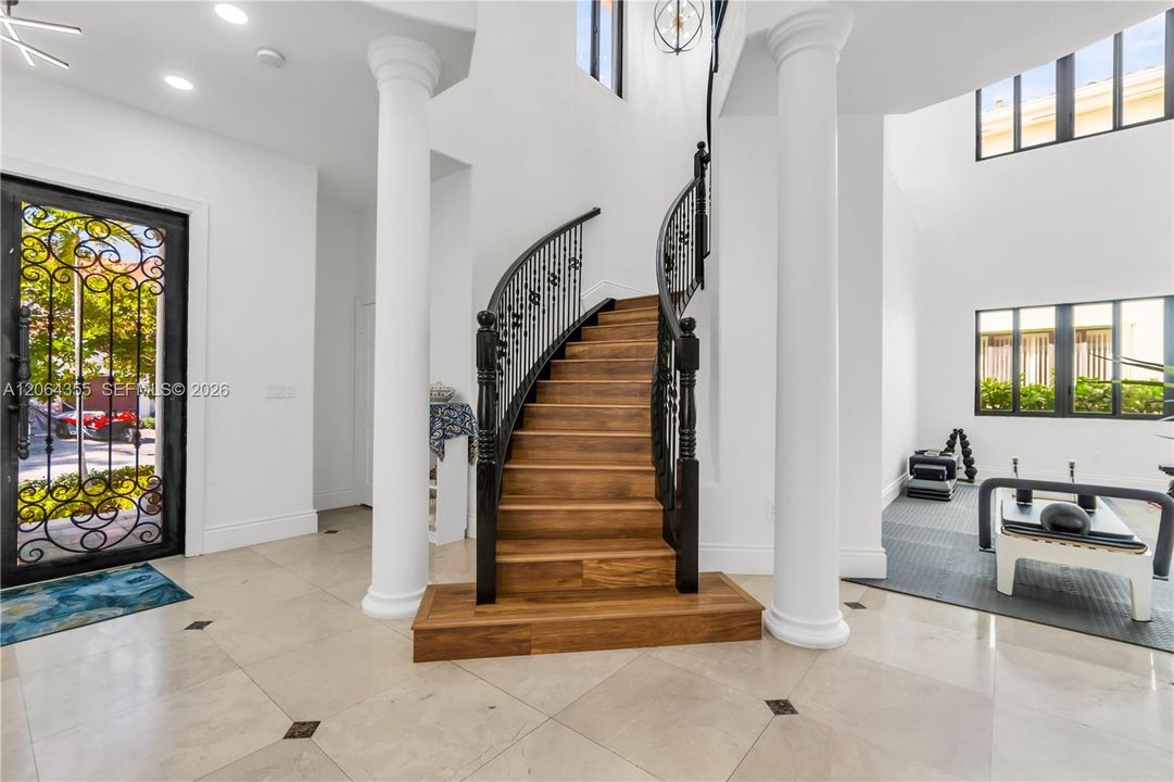 For Sale: $1,150,000 (5 beds, 4 baths, 4717 Square Feet)