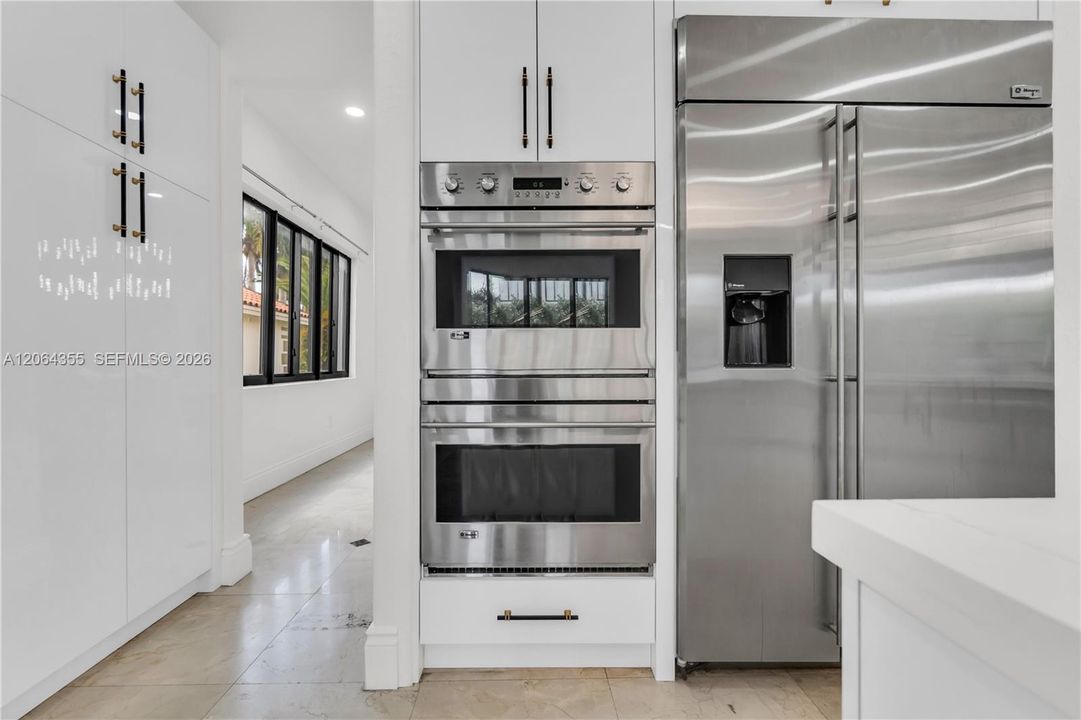 For Sale: $1,150,000 (5 beds, 4 baths, 4717 Square Feet)