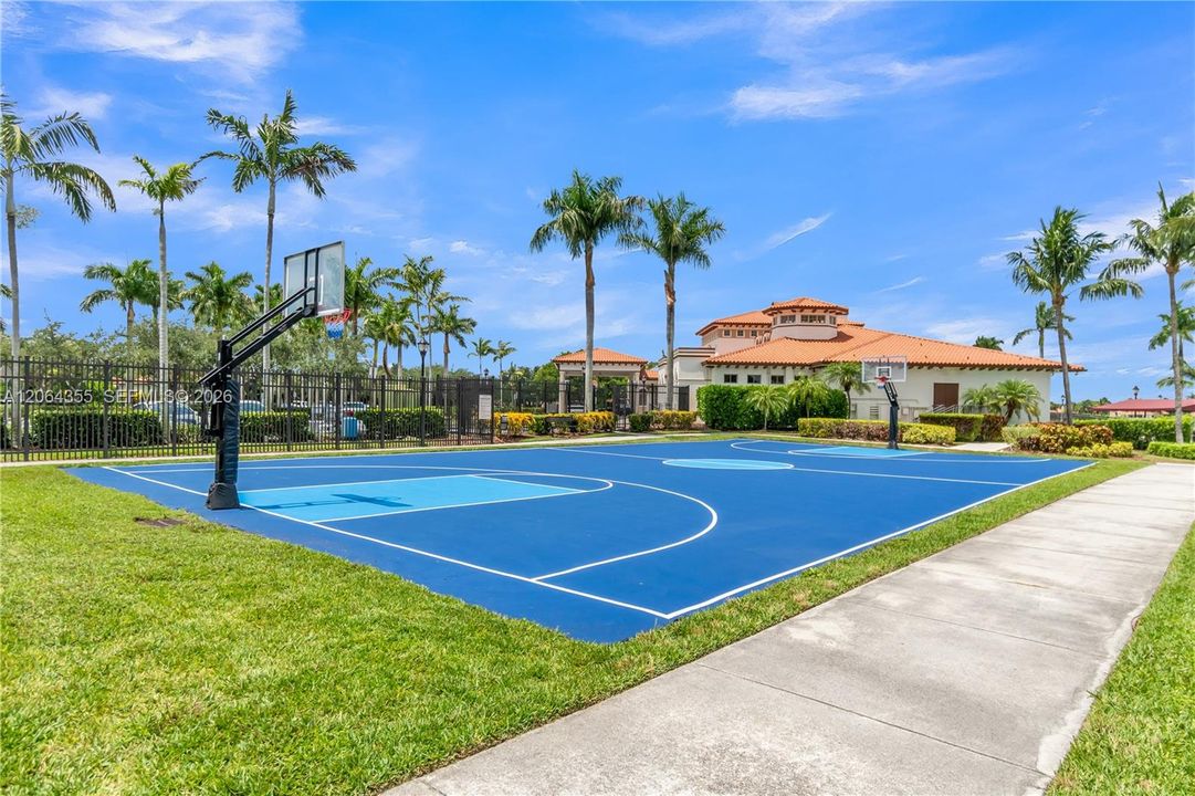 For Sale: $1,150,000 (5 beds, 4 baths, 4717 Square Feet)