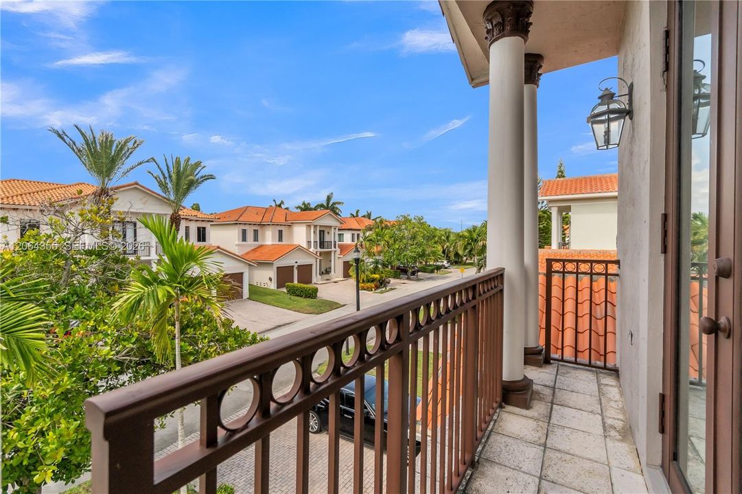 For Sale: $1,150,000 (5 beds, 4 baths, 4717 Square Feet)