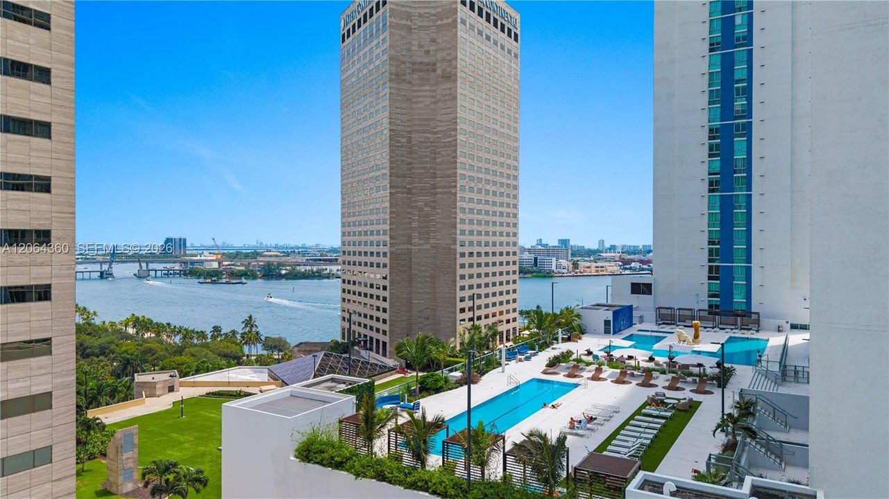 For Sale: $789,000 (2 beds, 2 baths, 1227 Square Feet)