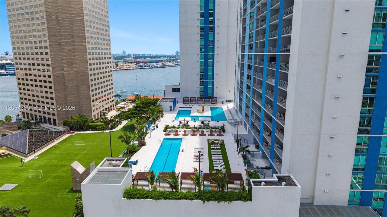 For Sale: $789,000 (2 beds, 2 baths, 1227 Square Feet)