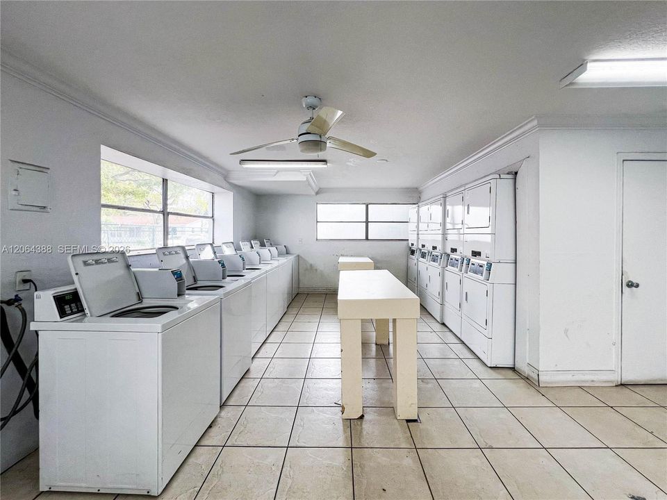 For Sale: $170,000 (1 beds, 1 baths, 664 Square Feet)