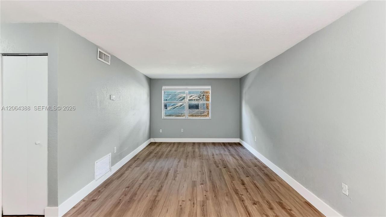 For Sale: $170,000 (1 beds, 1 baths, 664 Square Feet)