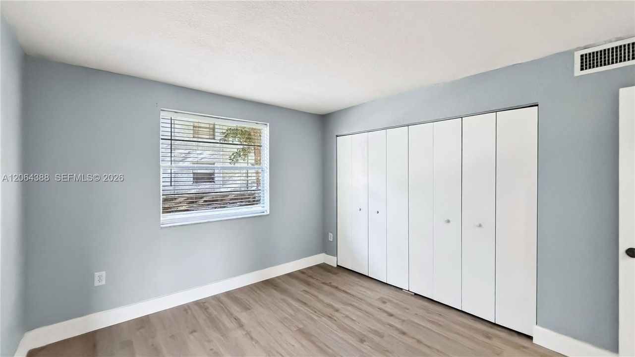 For Sale: $170,000 (1 beds, 1 baths, 664 Square Feet)