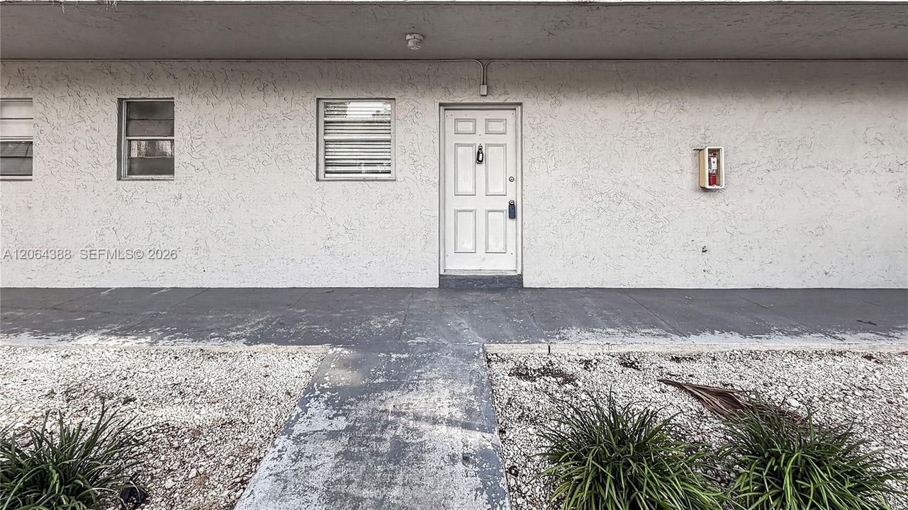 For Sale: $170,000 (1 beds, 1 baths, 664 Square Feet)