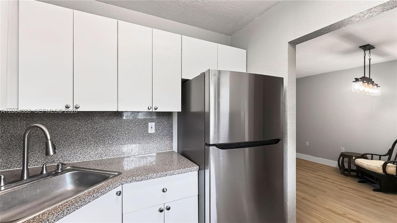 For Sale: $170,000 (1 beds, 1 baths, 664 Square Feet)