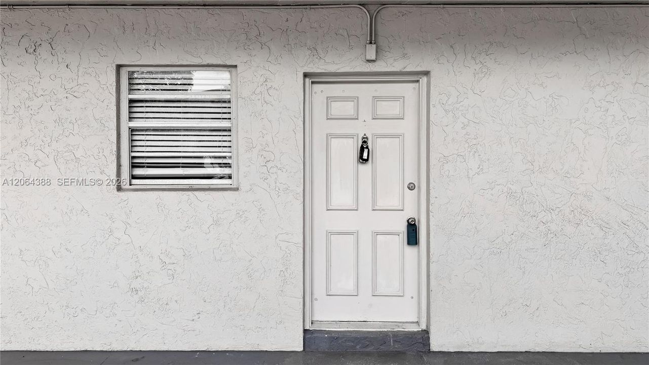 For Sale: $170,000 (1 beds, 1 baths, 664 Square Feet)