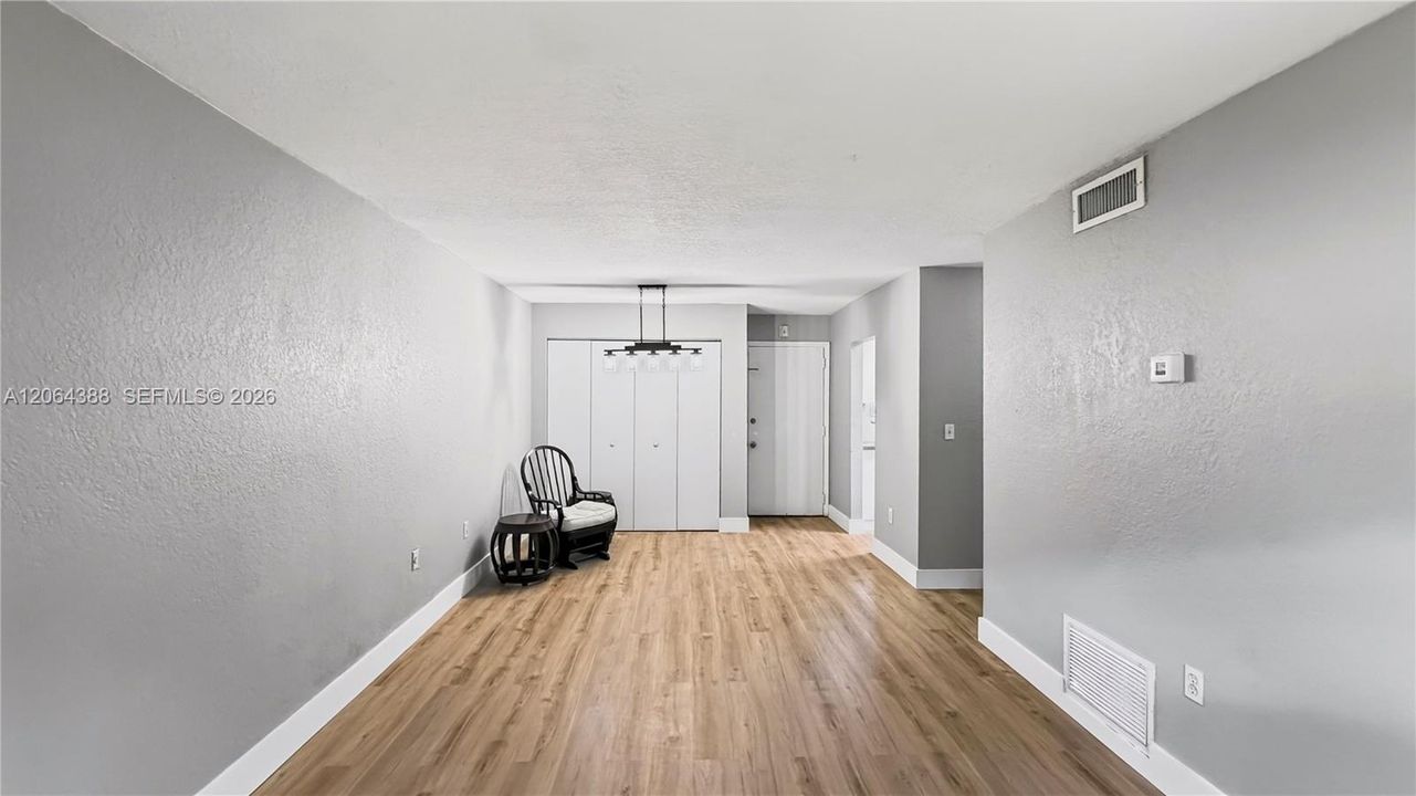 For Sale: $170,000 (1 beds, 1 baths, 664 Square Feet)