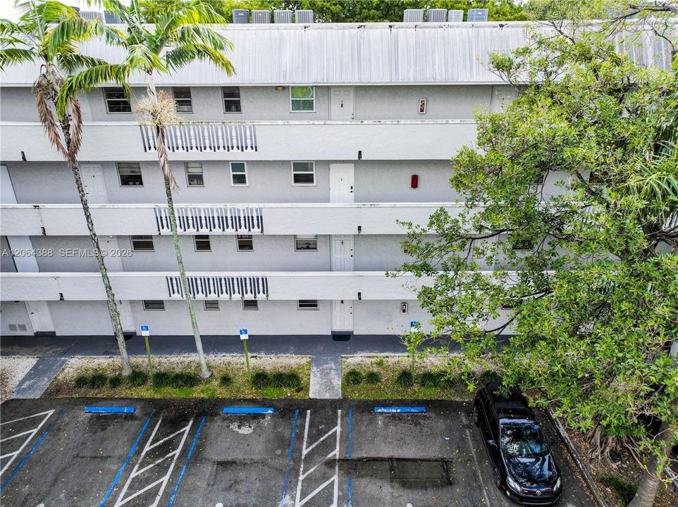 For Sale: $170,000 (1 beds, 1 baths, 664 Square Feet)