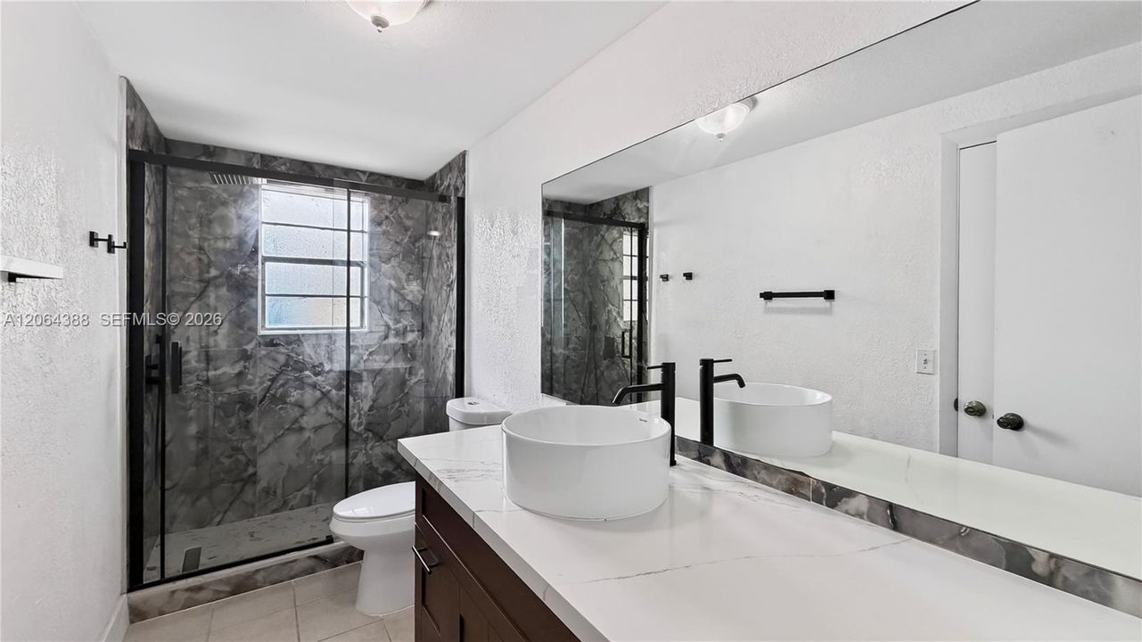 For Sale: $170,000 (1 beds, 1 baths, 664 Square Feet)