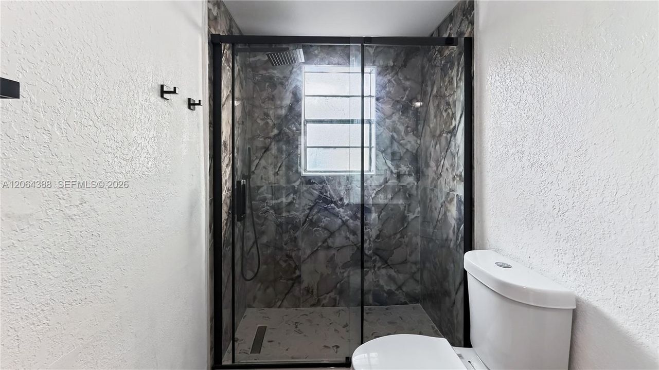 For Sale: $170,000 (1 beds, 1 baths, 664 Square Feet)