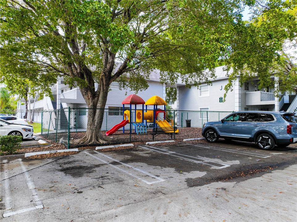 For Sale: $170,000 (1 beds, 1 baths, 664 Square Feet)