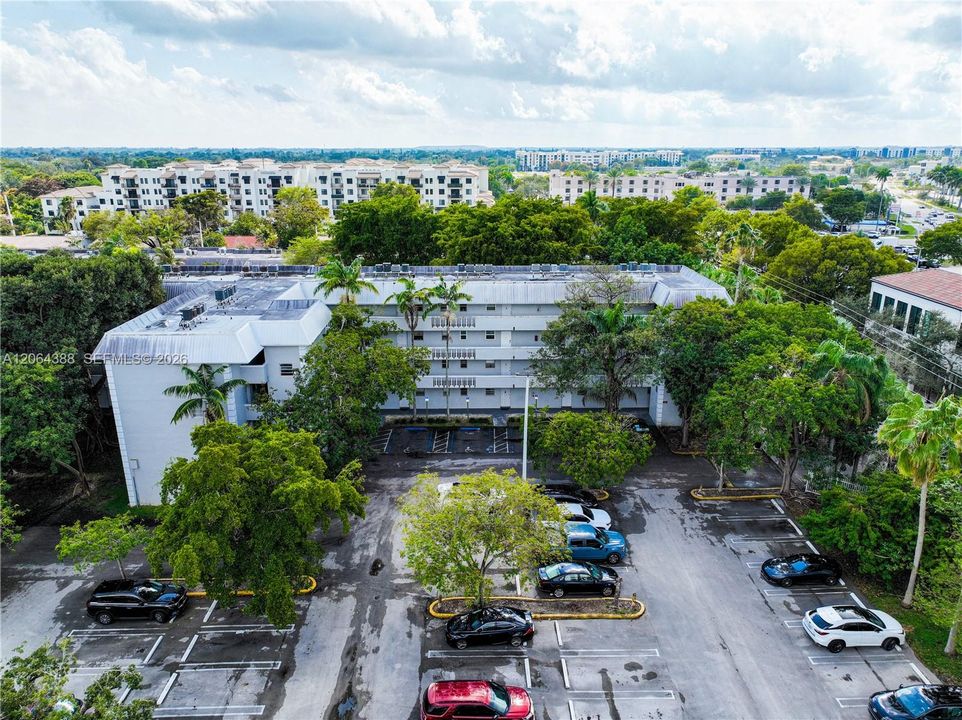 For Sale: $170,000 (1 beds, 1 baths, 664 Square Feet)