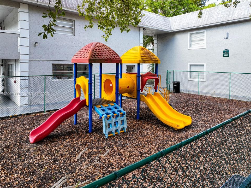 For Sale: $170,000 (1 beds, 1 baths, 664 Square Feet)