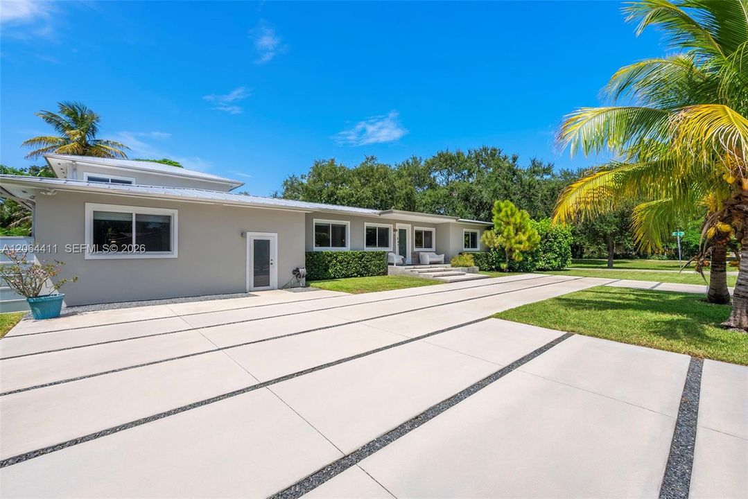 For Sale: $2,499,000 (5 beds, 5 baths, 3888 Square Feet)