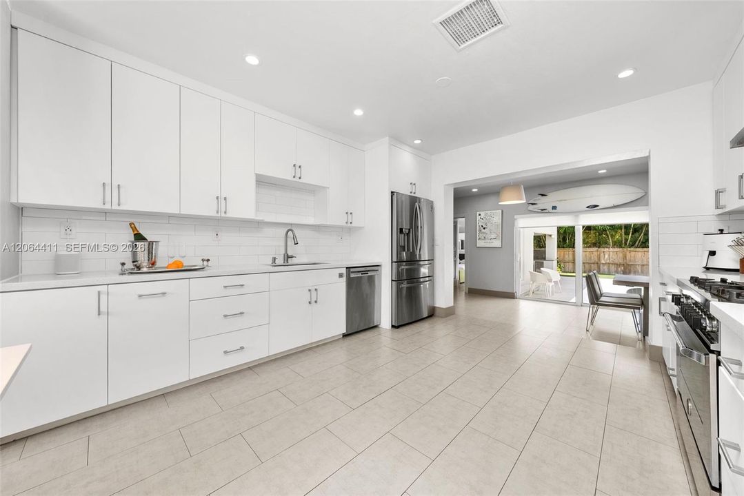 For Sale: $2,499,000 (5 beds, 5 baths, 3888 Square Feet)