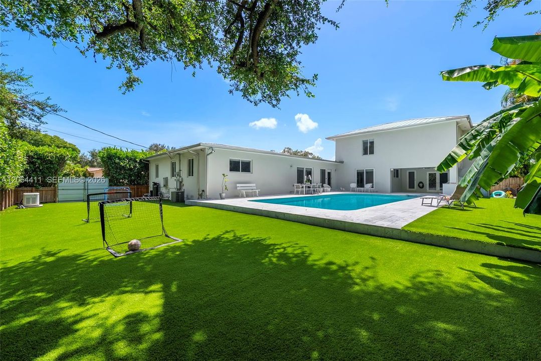 For Sale: $2,499,000 (5 beds, 5 baths, 3888 Square Feet)