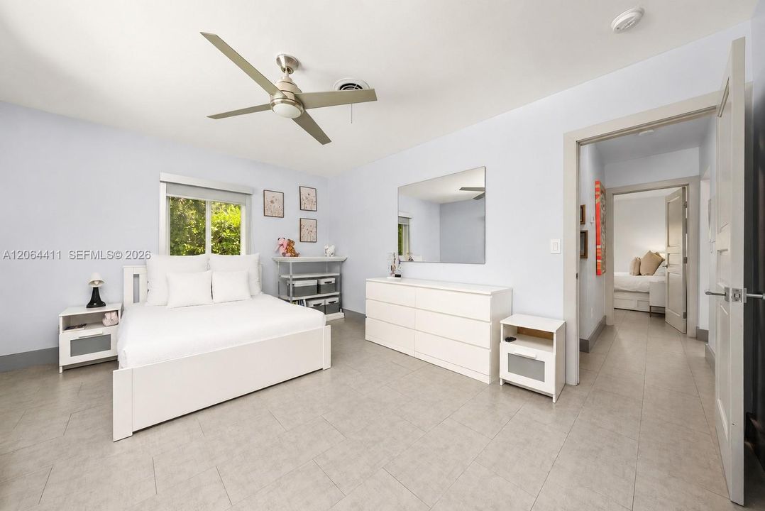 For Sale: $2,499,000 (5 beds, 5 baths, 3888 Square Feet)