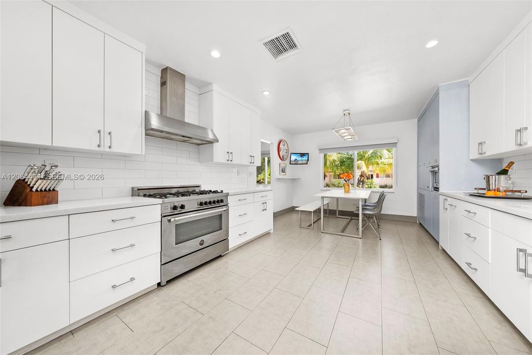 For Sale: $2,499,000 (5 beds, 5 baths, 3888 Square Feet)