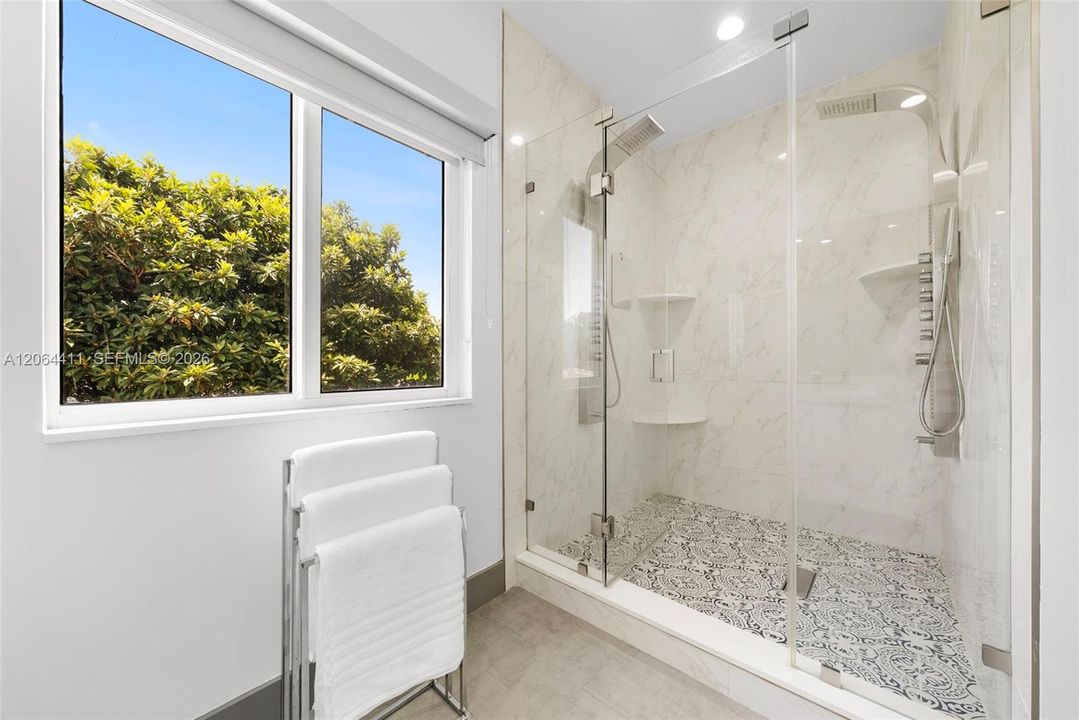 For Sale: $2,499,000 (5 beds, 5 baths, 3888 Square Feet)