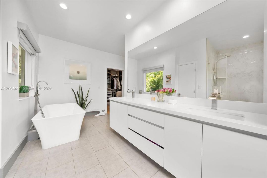 For Sale: $2,499,000 (5 beds, 5 baths, 3888 Square Feet)