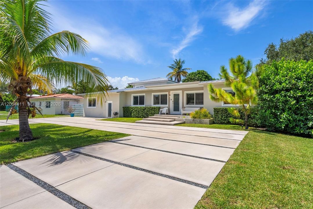 For Sale: $2,499,000 (5 beds, 5 baths, 3888 Square Feet)