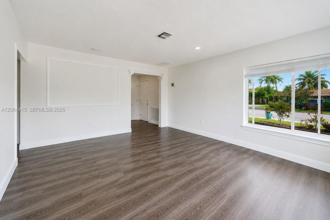 For Rent: $4,900 (3 beds, 2 baths, 1664 Square Feet)