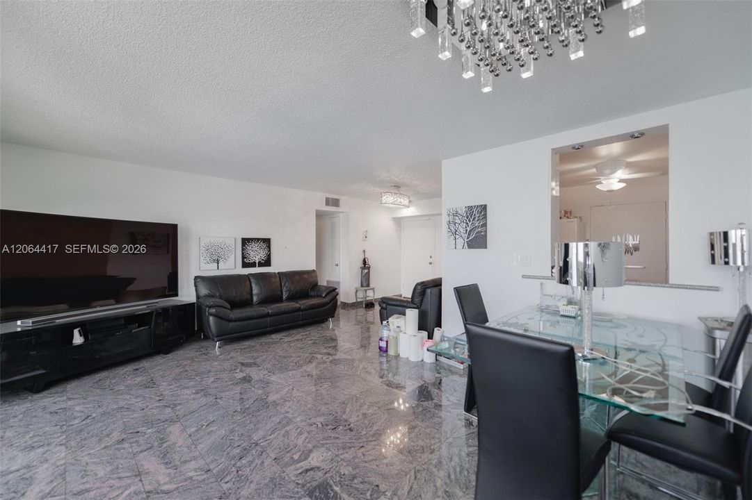 Недавно продано: $325,000 (2 спален, 2 ванн, 1035 Квадратных фут)