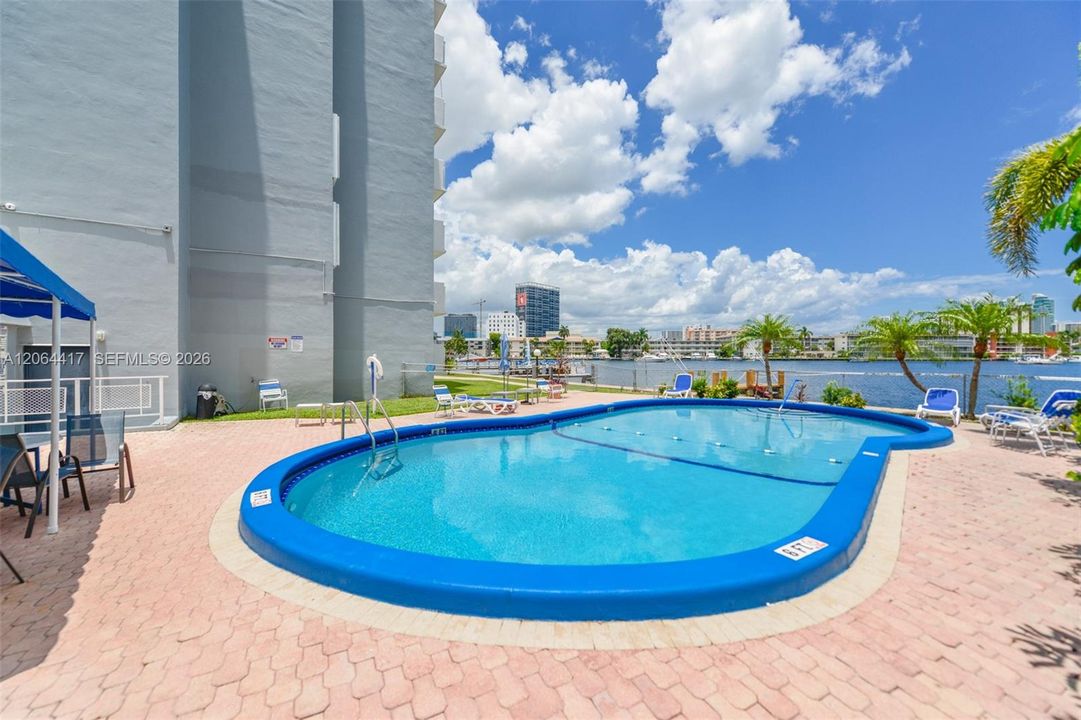 Недавно продано: $325,000 (2 спален, 2 ванн, 1035 Квадратных фут)